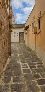 un callejón en un viejo pueblo con un edificio en Casa di Sissi en Monterosso Almo