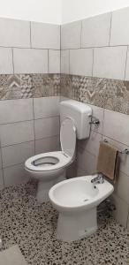y baño con aseo y lavamanos. en Casa di Sissi en Monterosso Almo