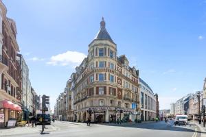 a large building on a street in a city at Sleep6 In Leicester Square, Soho VR7 in London