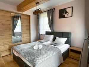 Posteľ alebo postele v izbe v ubytovaní VisitZakopane - Baron Apartment