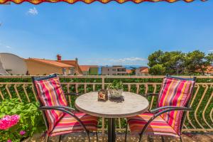 a table and chairs on a balcony with a table at Apartments Daniela in Makarska