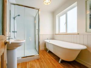 Ένα μπάνιο στο Oak Lodge +21 φωτογραφίες