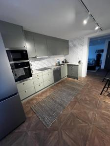 A kitchen or kitchenette at Visby City Apartments S:t Hansgatan