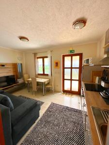 sala de estar con sofá y mesa en Apartments Plavčić, en Plomin