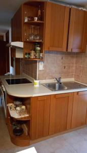 cocina con fregadero y encimera en Draga - 2 bedroom apartment, en Tržič
