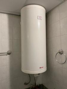 Un tanque de agua en una ducha en el baño en 2 Bedroom Apartment City en Blagoevgrad