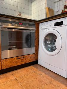 uma máquina de lavar e secar roupa branca numa cozinha em 2 Bedroom Apartment City em Blagoevgrad