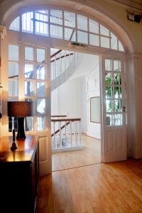 um quarto grande com uma porta grande e uma escada em Guesthouse Tricana de Aveiro em Aveiro