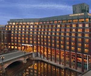 un gran edificio con un puente delante de él en Steigenberger Hotel Hamburg, en Hamburgo