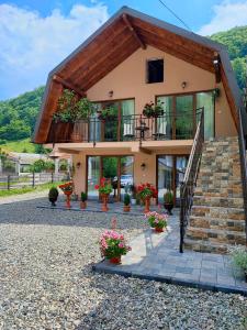 een huis met een trap en een balkon bij Casa de vacanta Estera Rucar in Rucăr