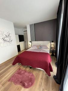 ein Schlafzimmer mit einem großen Bett mit einer roten Decke in der Unterkunft Villa Sara in Juršići