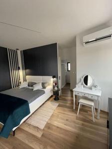 1 dormitorio con 1 cama grande y escritorio en Villa Sara en Juršići