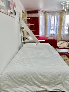 Postel nebo postele na pokoji v ubytování Raduga West 'Amber' Apartment