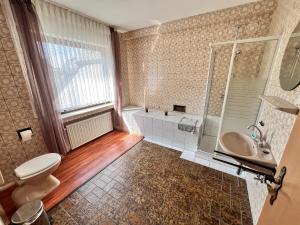 La salle de bains est pourvue de toilettes et d'un lavabo. dans l'établissement Landgasthof Zum Anker, à Langenfeld