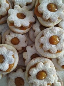 stos ciasteczek pokrytych cukrem w proszku w obiekcie B&B SA CROBE w mieście Lanusei