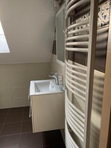 bagno con lavandino e termoarredo di Muskátli Apartman a Balatonakali Altre 7 foto