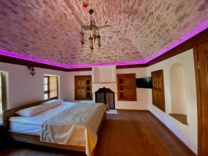 - une chambre avec un lit au plafond violet dans l'établissement Saffronia1900 Butik Otel, à Safranbolu