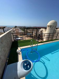 a swimming pool on top of a building at Ático con piscina privada vistas al mar. in Vera