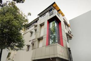 een gebouw met een rode streep aan de zijkant bij Dover Inn By BookMeriHotel in Calcutta