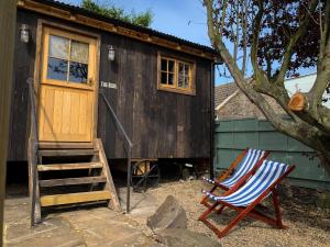a couple of chairs and a tiny house at The Joiners Arms in Chathill