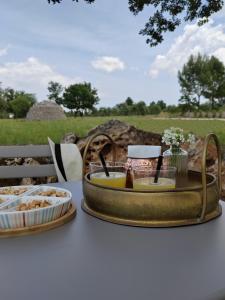 - une table avec un plateau de nourriture et de boissons dans l'établissement Terre di Sveva, à Castel del Monte