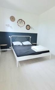 A bed or beds in a room at Jolie T2 en Provence entre Marseille et Cassis