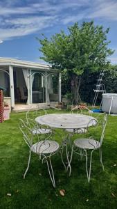 a table and chairs in a yard with a house at Maison paisible et ensoleillée in Avignon