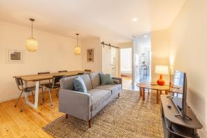 ein Wohnzimmer mit Sofa und Tisch in der Unterkunft Dasi House in Porto