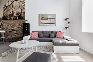 Cobblestone quarters with a wave of colour 1072 Budapest, 12 Dob utca kép - 2