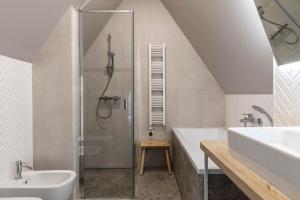 Et badeværelse på TatryTop Apartament Everest + 93 billeder