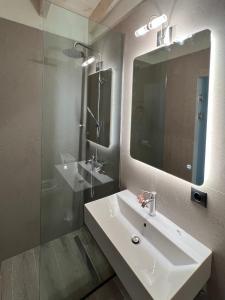 een badkamer met een wastafel en een spiegel bij Stablus house in Alykes Potamou