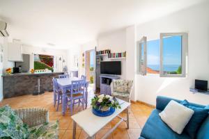 sala de estar con sofá azul y mesa en Villa La Cigalette Gaiasvillas, en Théoule-sur-Mer
