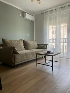 een woonkamer met een bank en een salontafel bij Apartman Stela in Knin