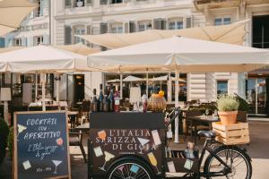 Un restaurante o sitio para comer en Hotel Angleterre