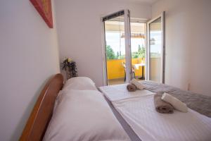 ein Schlafzimmer mit 2 Betten und Handtüchern darauf in der Unterkunft Apartman Vlado in Vrsar