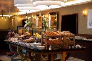 Comida en o cerca de este hotel