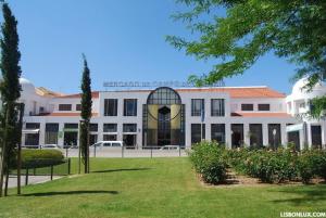 un gran edificio blanco con una gran ventana en Rooms to rent in a friendly apartment, en Lisboa