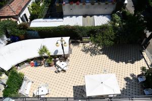 una vista sul soffitto di un patio con tavolo e ombrellone di Hotel Criniera D'oro a Rimini