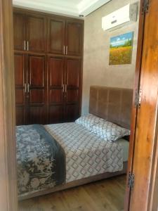 Een bed of bedden in een kamer bij Villa khaddouj Marrakech