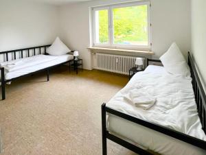 Postel nebo postele na pokoji v ubytování Workers Apartment with Balcony in Bielefeld