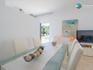 Μια τηλεόραση ή/και κέντρο ψυχαγωγίας στο Cala Mendia Blue