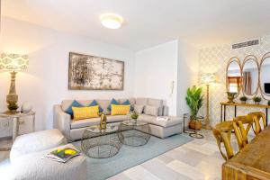 una sala de estar con un sofá y una mesa en Genteel Home Tetuan Marbella, en Marbella