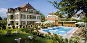 Casa grande con piscina en el patio en Hotel Angleterre, en Lausana