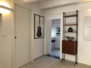 un pasillo con una habitación con una guitarra en la pared en Un Capriccio - Mirto, en Aieta