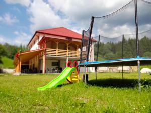 Herní místnost nebo prostor pro děti v ubytování Poiana Sașilor - Valea Doftanei