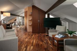 Telewizja i/lub zestaw kina domowego w obiekcie Harvey Spa Hotel