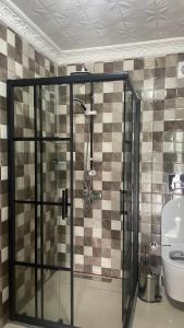 una cabina de ducha en un baño con inodoro en Asmoca Bungalov, en Rize 18 fotos más