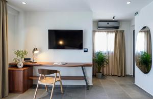 Televiisor ja/või meelelahutuskeskus majutusasutuses Amyntas Seafront Hotel