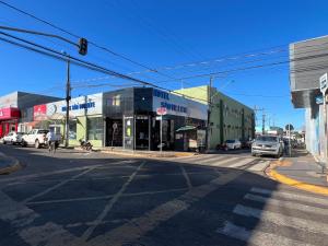 uma rua vazia com carros estacionados em frente aos edifícios em Hotel São Vicente em Araguaína