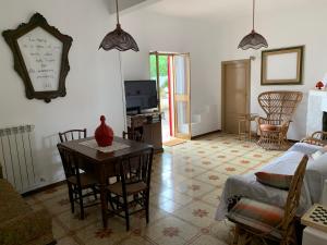 TV a/nebo společenská místnost v ubytování Trulli Violetta - Casa di Campagna in Valle d'Itria